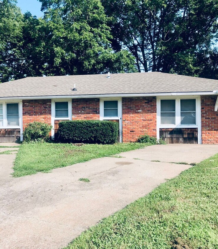 Primary Photo - 410 NE Westwind Dr