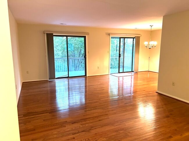 Building Photo - 443 Lynetree Dr