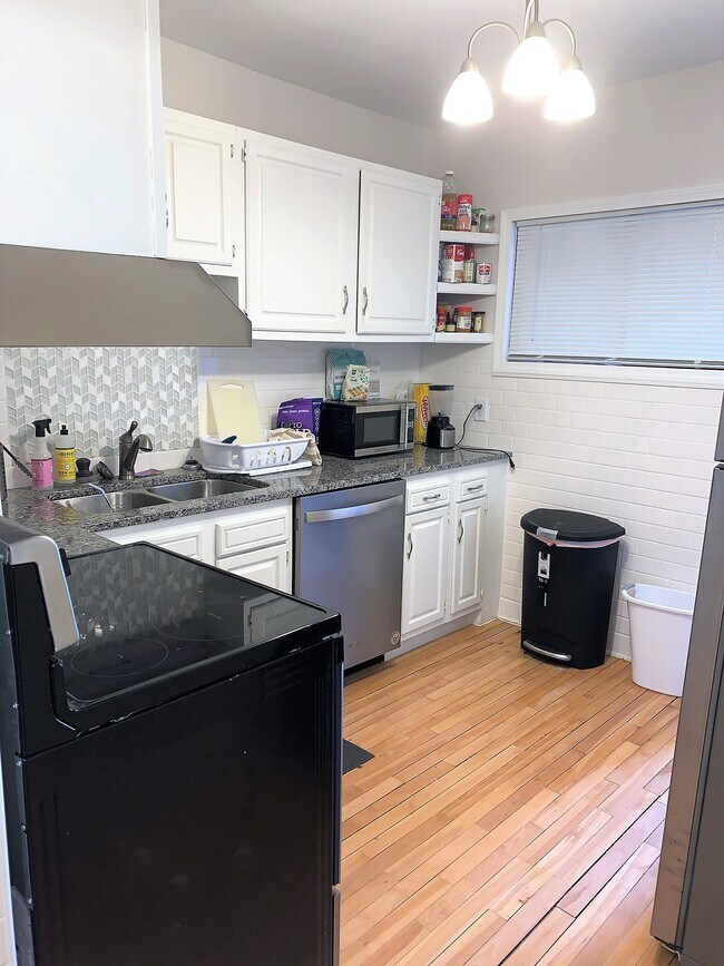 Kitchen different angle - 1909 11th Ave S