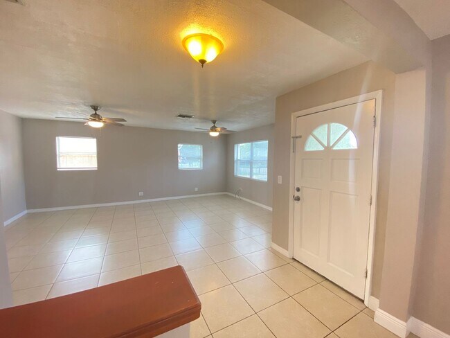 Building Photo - Nice 3 bedroom 2 bathroom House with Scree...