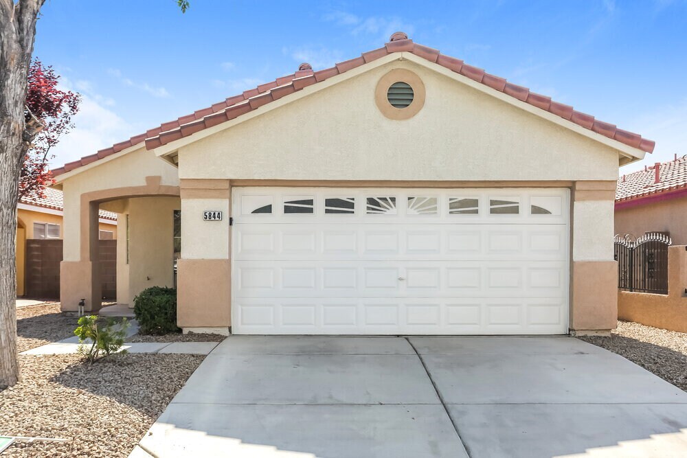 Foto principal - 5844 Round Castle St