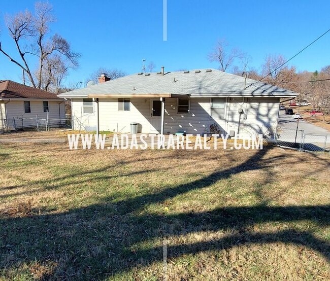 Building Photo - Very Nice Home in South KCMO-Available NOW!!