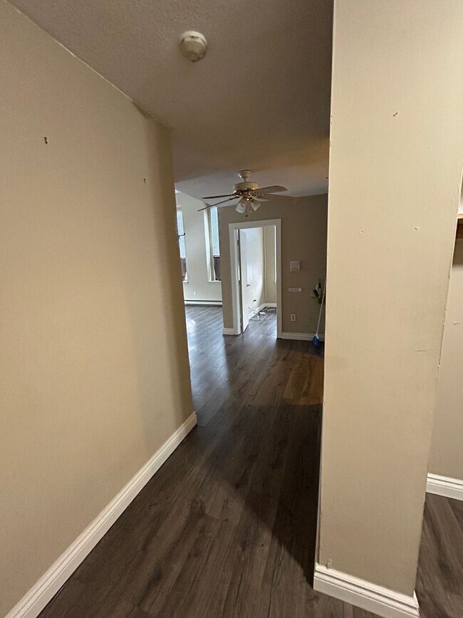 Foto del edificio - Cozy & Large 2 Bed 1.5 Bath in Lowell!