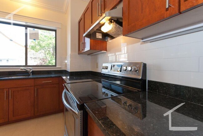 Building Photo - Newly renovated 4 bedroom