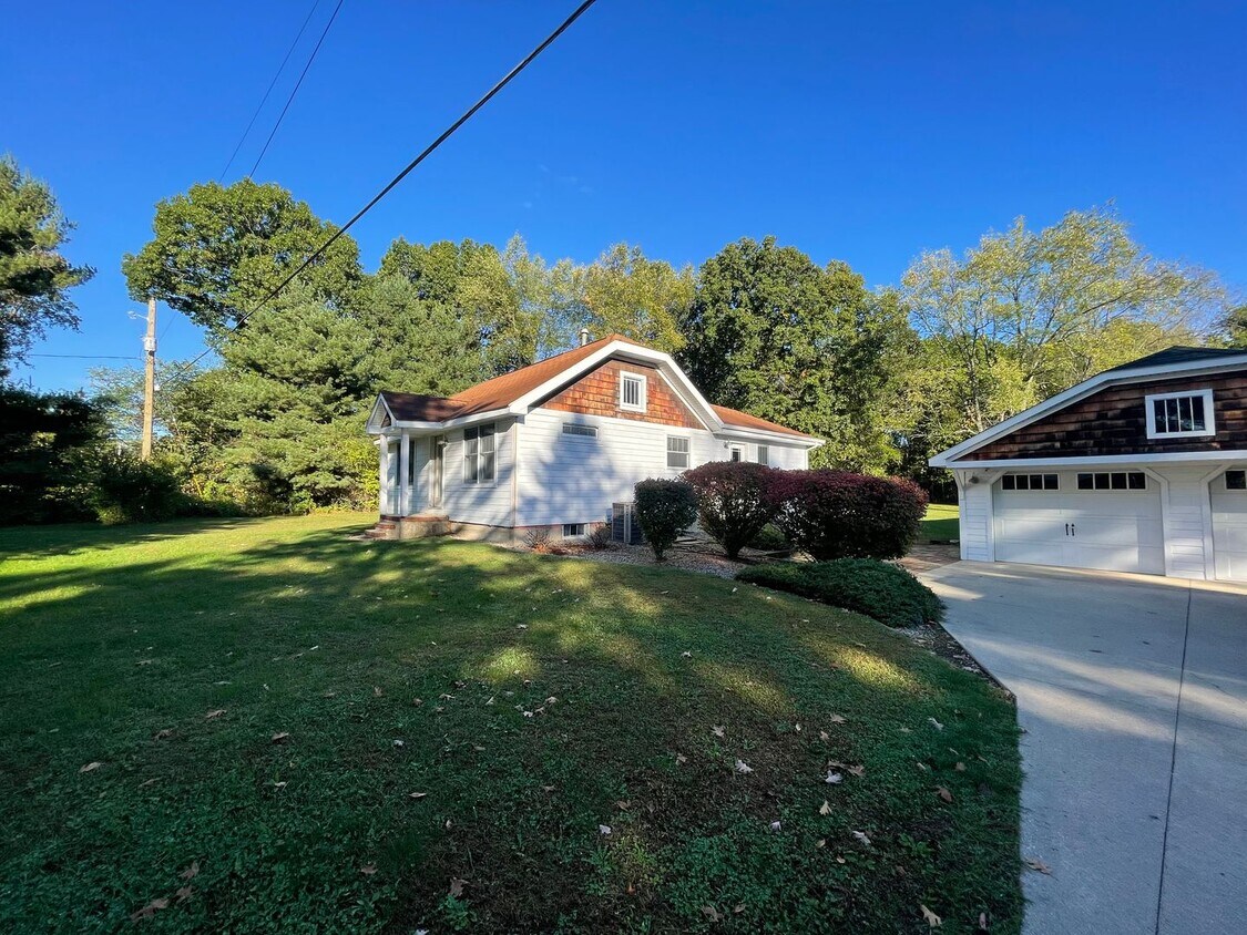 Primary Photo - One Bedroom Home in Richland