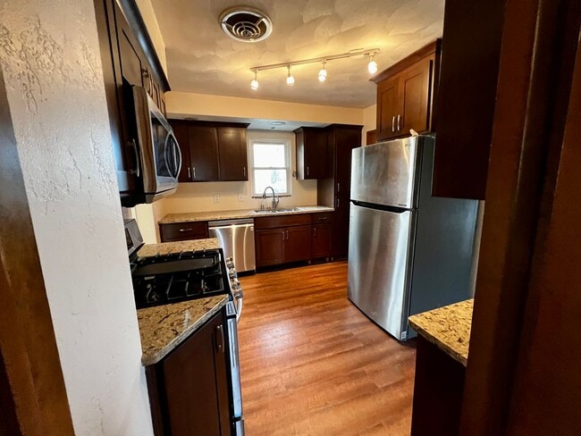 Building Photo - 609 Maple St