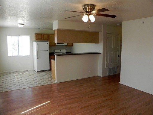 Primary Photo - 2 Bedroom 1 Bathroom Upstairs Unit!