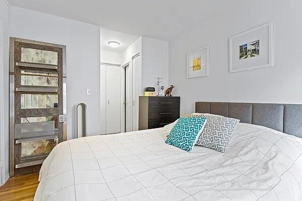 Foto del edificio - 445 W 19th St