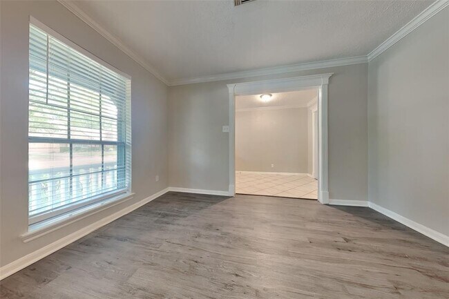 Foto del edificio - 2206 Lakeville Dr