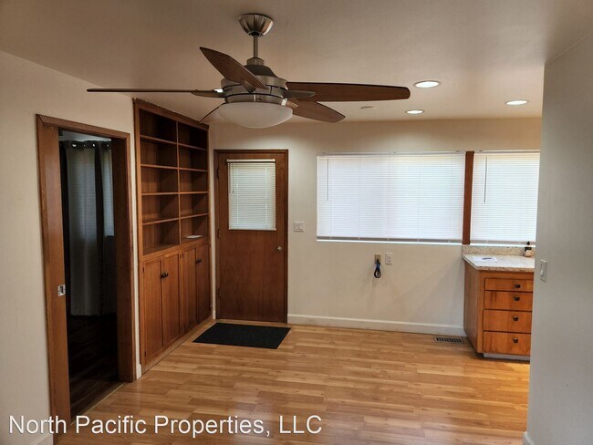 Building Photo - 3 br, 2.5 bath House - 8012 S. 113th St.