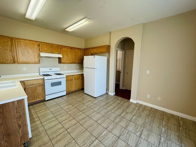 Foto del edificio - TWO STORY HOME IN CACTUS SPRINGS GATED COMMUNITY LOCATED NEAR THE 215 AND SHOPPING CENTERS