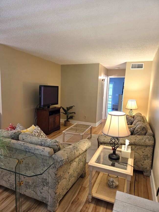 Building Photo - Adorable Furnished One Bedroom in Vista Ga...