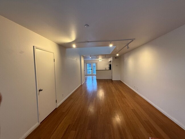 Foto del edificio - 1090 University Ave