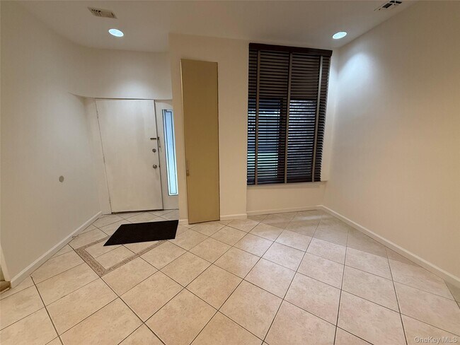 Foto del edificio - 130 S Middle Neck Rd