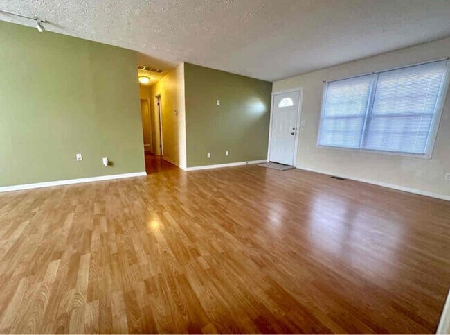 Foto del edificio - 8021 Knollgate Ct