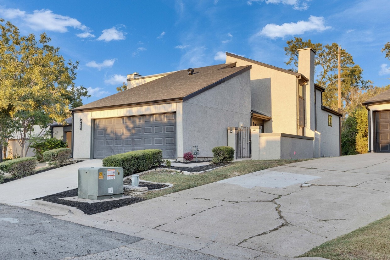 Primary Photo - 8805 Merion Cir