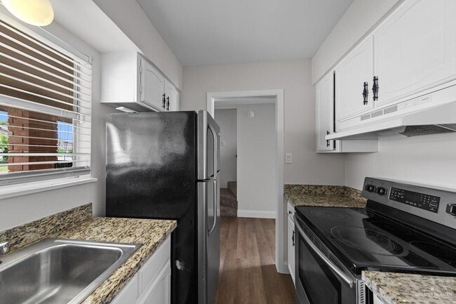 Building Photo - 8 Continental Dr