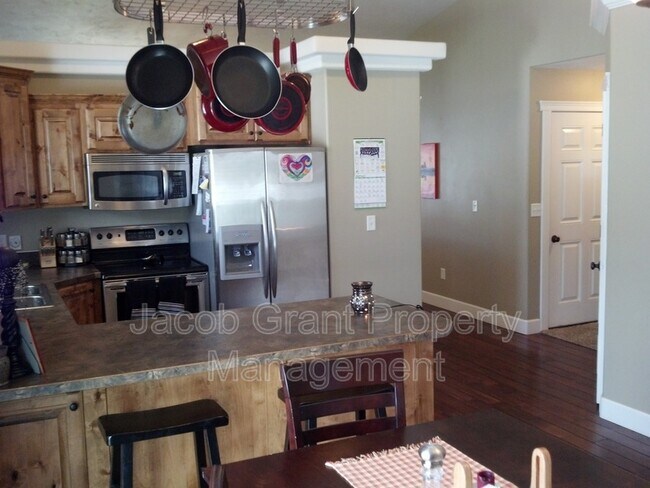 Building Photo - 1422 Falcon Dr