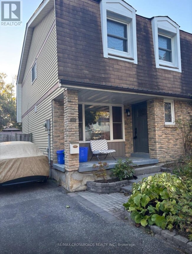Building Photo - 558 Lancelot Crescent
