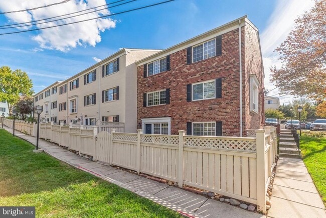 Building Photo - 1601 N Van Dorn St