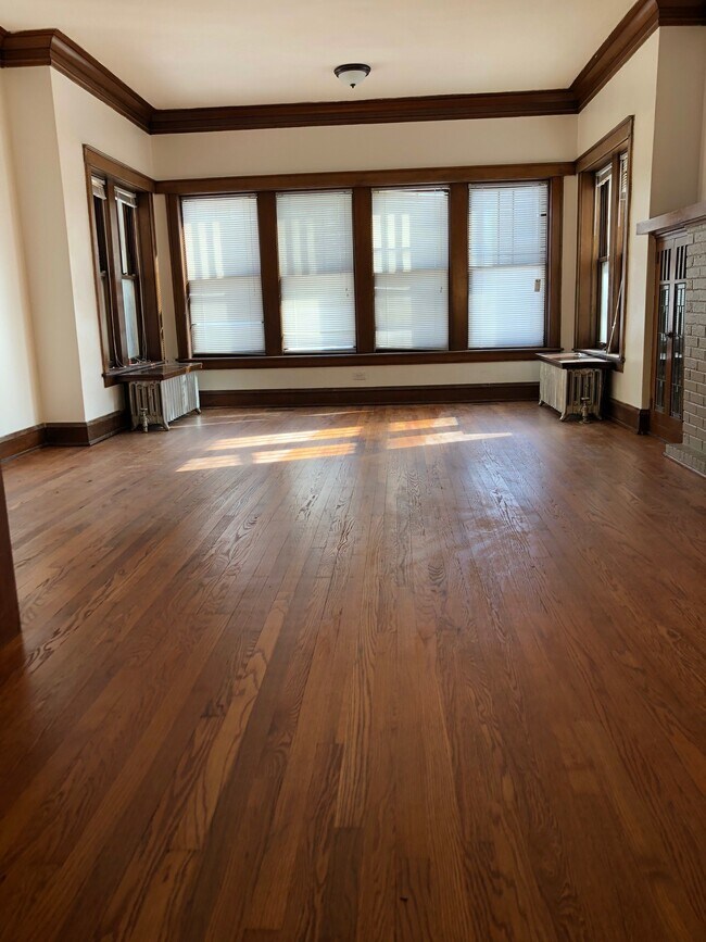 Foto del edificio - 2452 N Hamlin Ave