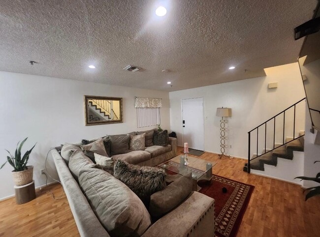 Foto del edificio - 2480 Montrose Ave
