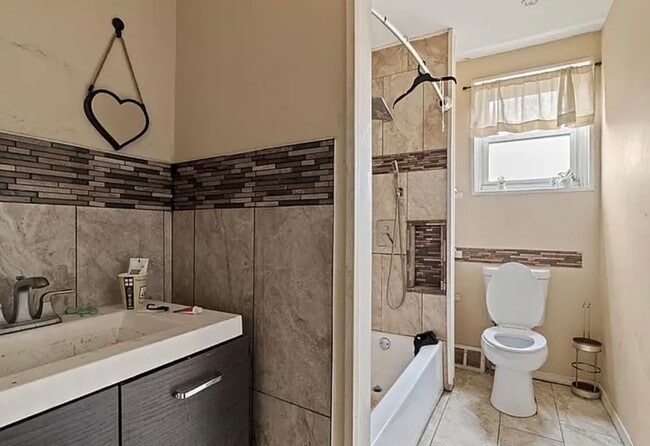 Photo - 910 Mechanic St House