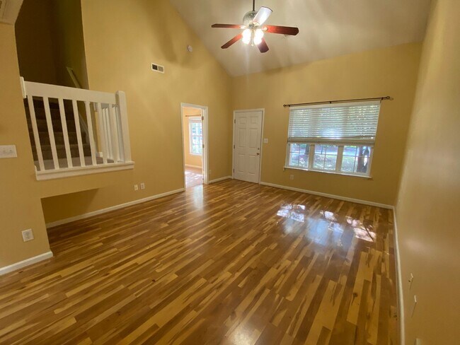 Building Photo - 2 Bedroom 2.5 Bath Townhome with LOFT in R...
