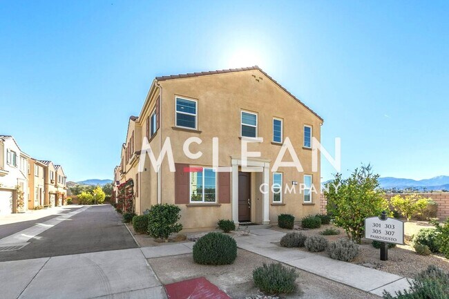 Foto del edificio - Gorgeous 2-Story 4-Bedroom Home with Loft ...