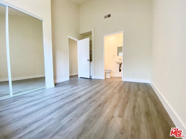 Foto del edificio - 6941 Hazeltine Ave