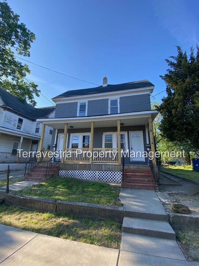 Building Photo - 309 East Oak Street