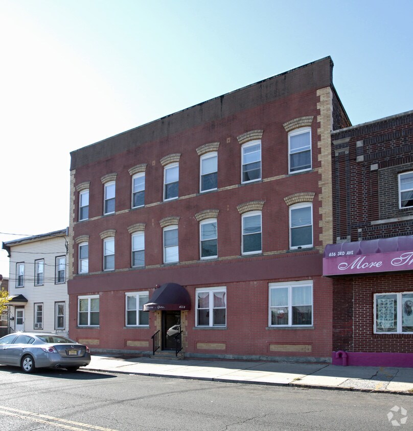 Foto del edificio - 654 3rd Ave