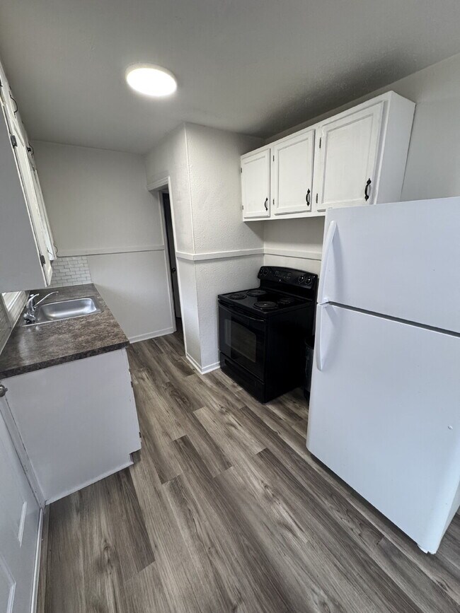 Building Photo - "Cozy 1-Bed Gem in Wichita – Perfect Balance of Comfort and Convenience!"