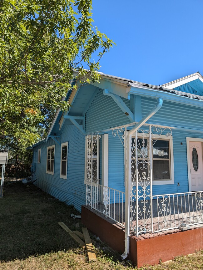 Building Photo - 1103 Hays St