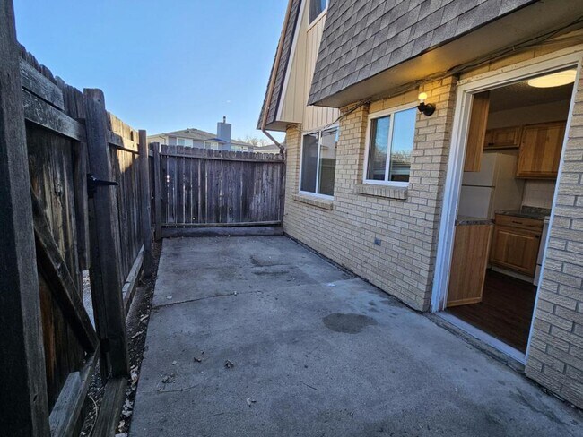 Building Photo - 2140 Dexter Dr. Unit D