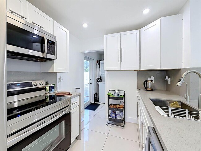 Foto del edificio - 6135 NW 24th Ct