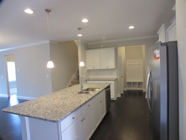 Foto del edificio - Beautiful Move In-Ready Townhome located i...