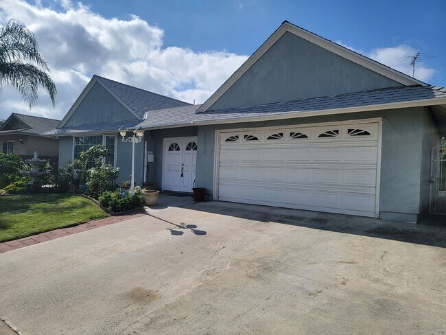 Foto del edificio - 4 bed/2bath home with great backyard! ALL ...