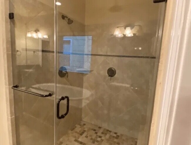 Foto del edificio - "Charming 4-Bed Oasis in Houston: Spacious 2,151 Sq Ft Home with Cozy Fireplace!"