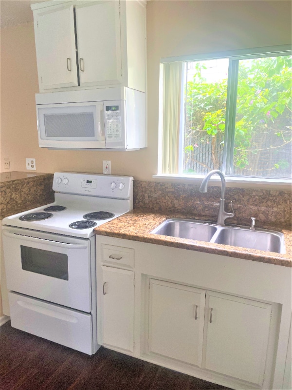 Photo - 931 W 19th St Apartment