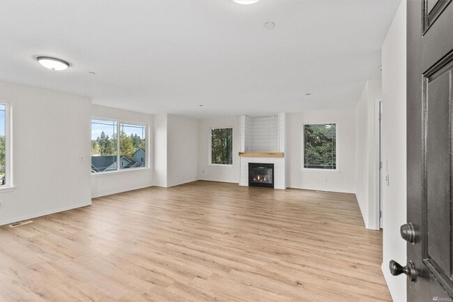 Foto del edificio - Spacious 4-Bedroom Home with Scenic Views & Versatile Living Spaces