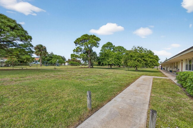 Foto del edificio - 8585 SE Church St