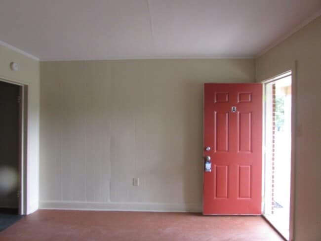 Building Photo - 643 Miller Rd