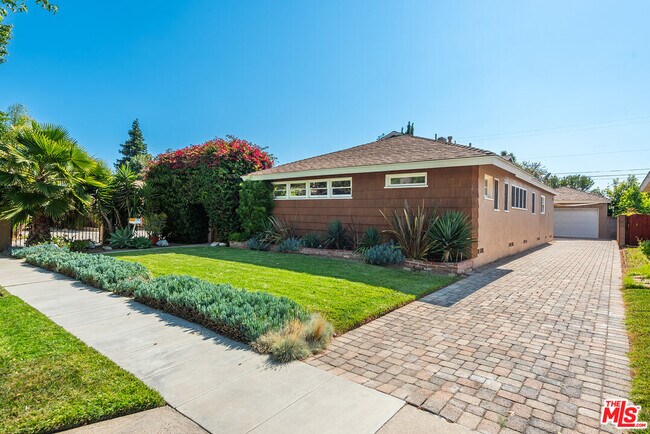 Foto del edificio - 4643 Nagle Ave