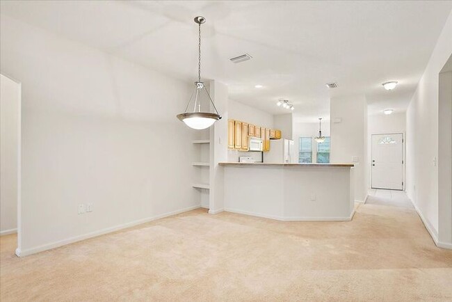 Building Photo - Large 2/2 in highly desirable The Cottages...