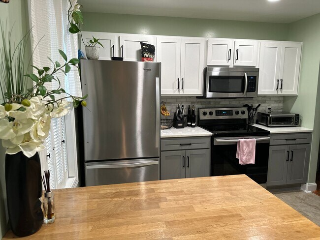 Building Photo - 3 Bed, 2 Bath Townhouse