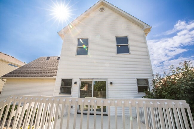 Building Photo - 15835 Hawthorn Dr