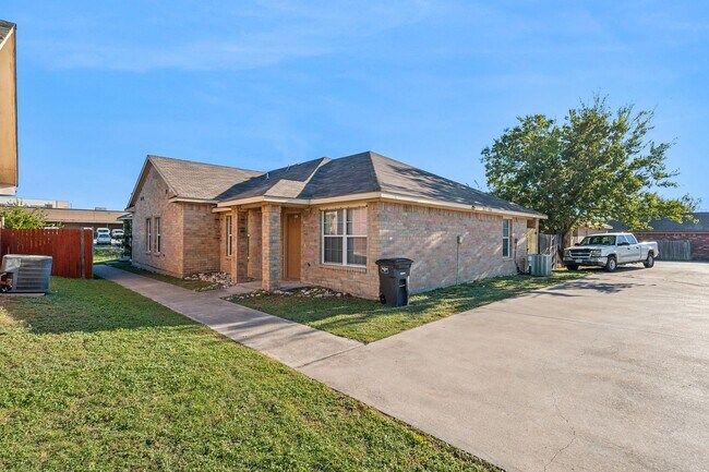 Foto del edificio - Spacious 4-Bedroom Home with Private Fenced Yard in Fort Worth