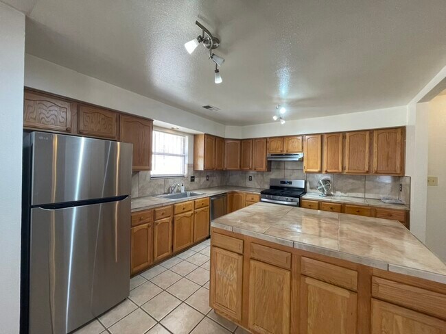 Building Photo - 6275 Roadrunner Loop NE
