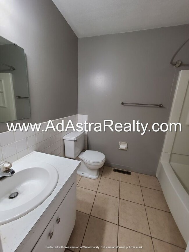 Building Photo - Spacious and Affordable Olathe Townhome-Av...